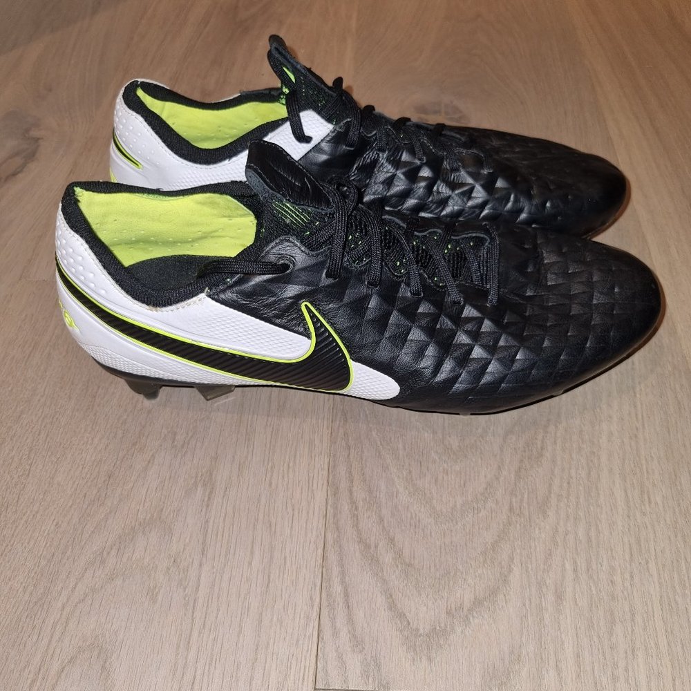 Nike Tiempo Legend 8 Elite SG Cleats Size 10.5 US.